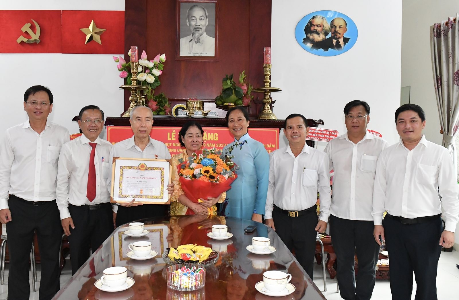 Bí thư Thành ủy TP. Thủ Đức Nguyễn Hữu Hiệp tặng hoa chúc mừng đồng chí Huỳnh Đảm (Ảnh: Việt Dũng).